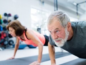 Trabajo de fuerza: todo lo que pueden lograr con solo 4 minutos los +65, según un estudio