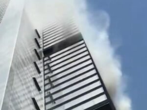 Desalojan uno de los rascacielos más altos de España por un incendio a mitad del edificio: se escuchó una explosión