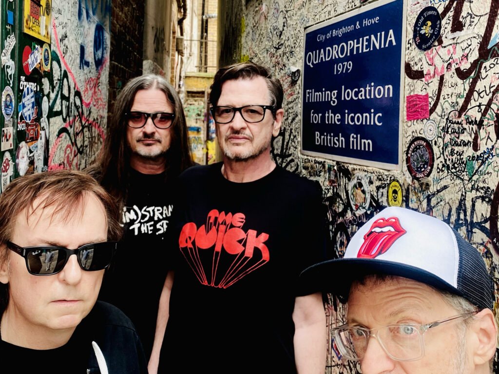 Redd Kross, fueron los niños precoces del punk californiano, pusieron a Sofia Coppola desnuda en la tapa de un disco e inspiraron a Kurt Cobain, hoy debutan en Buenos Aires