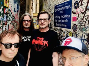 Redd Kross, fueron los niños precoces del punk californiano, pusieron a Sofia Coppola desnuda en la tapa de un disco e inspiraron a Kurt Cobain, hoy debutan en Buenos Aires