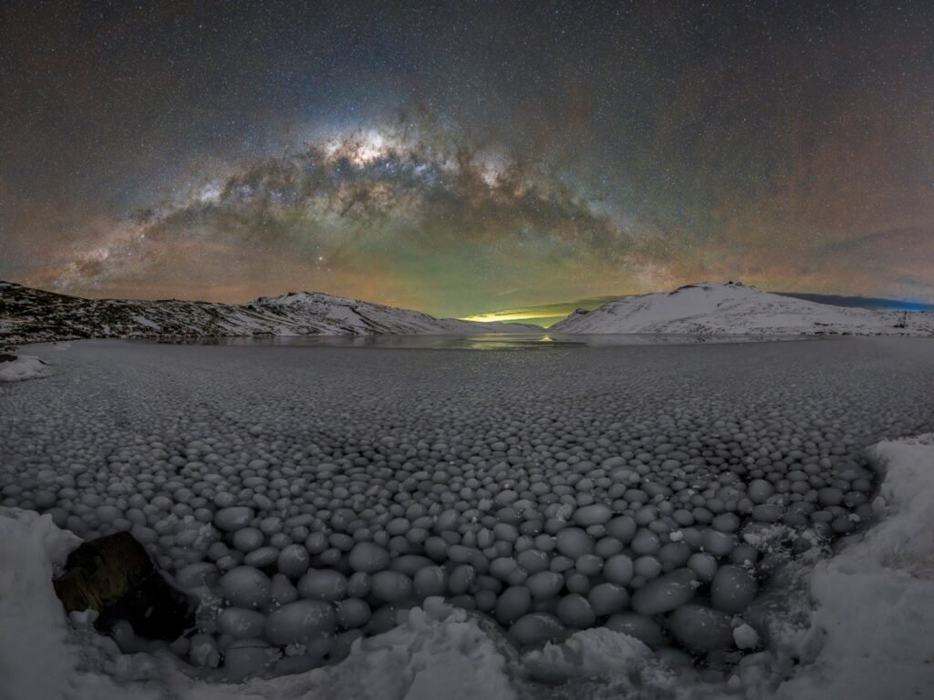 Esferas de hielo y un cielo mágico: la espectacular foto de un fenómeno único que se vivió en un rincón de la Patagonia