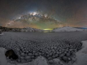 Esferas de hielo y un cielo mágico: la espectacular foto de un fenómeno único que se vivió en un rincón de la Patagonia