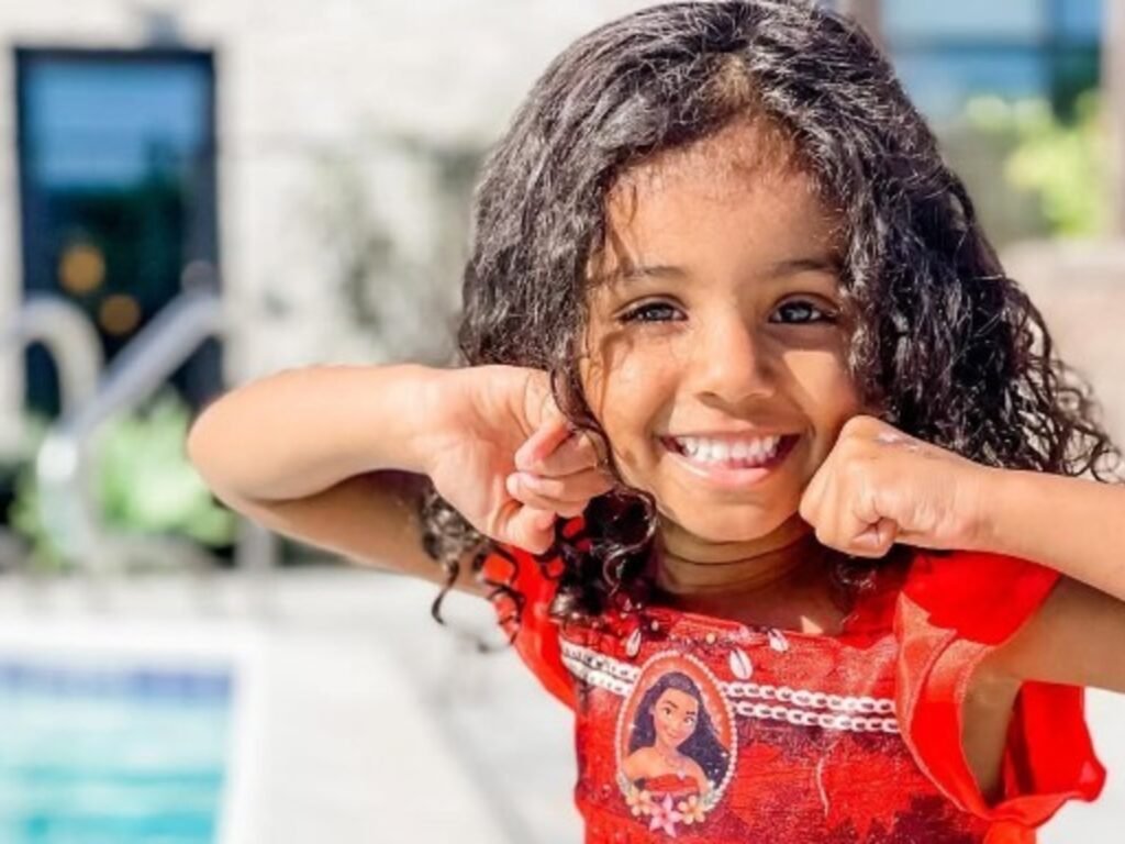 Tiene 6 años y comparte el mismo IQ de Albert Einstein y Bill Gates: así vive Kashe Quest, la “niña genio” más joven en convertirse en miembro de Mensa