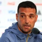 Lionel Scaloni se tomó un minuto antes de la conferencia de prensa y pidió “fuerza para el pueblo venezolano”