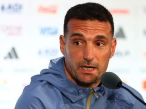Lionel Scaloni se tomó un minuto antes de la conferencia de prensa y pidió “fuerza para el pueblo venezolano”