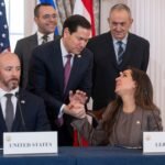 Estados Unidos bombardeó Irán tras el ataque a un buque en el estrecho de Ormuz, mientras en Washington se firma un acuerdo tripartito