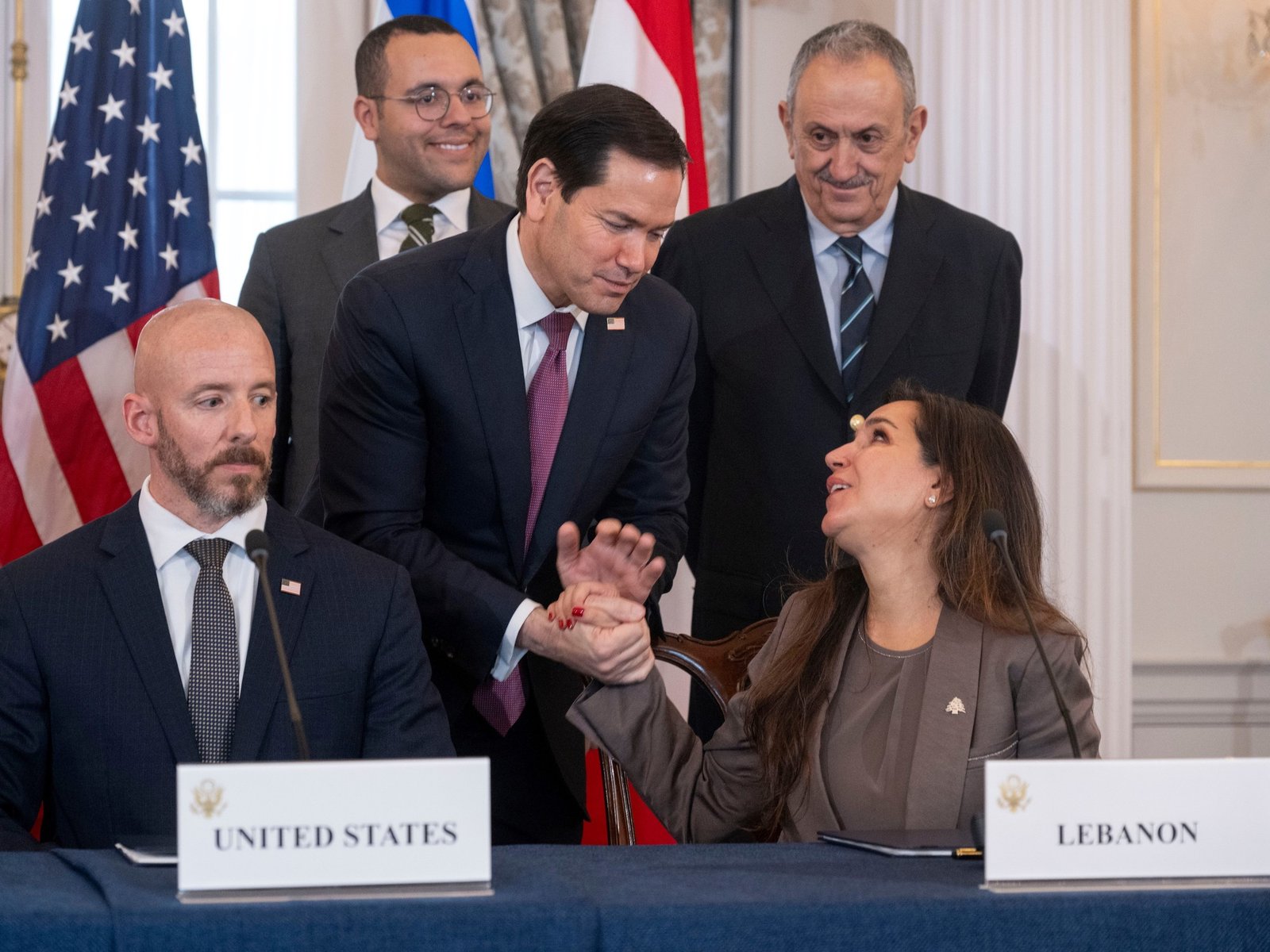 Estados Unidos bombardeó Irán tras el ataque a un buque en el estrecho de Ormuz, mientras en Washington se firma un acuerdo tripartito