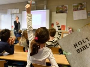 Los estudiantes de las escuelas públicas de Texas deberán leer la Biblia en un nuevo plan de estudios estatal