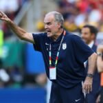 Un histórico de la selección uruguaya fue lapidario con Bielsa: “Contaminó el ambiente y se amarró a un contrato millonario”