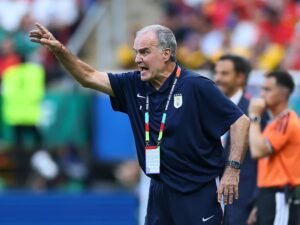 Un histórico de la selección uruguaya fue lapidario con Bielsa: “Contaminó el ambiente y se amarró a un contrato millonario”
