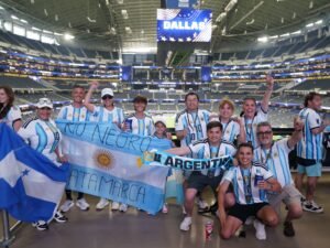 Dallas tuvo un clima distinto: miles de argentinos, pero más relajados y con la misión de conseguir entradas para el partido en Miami