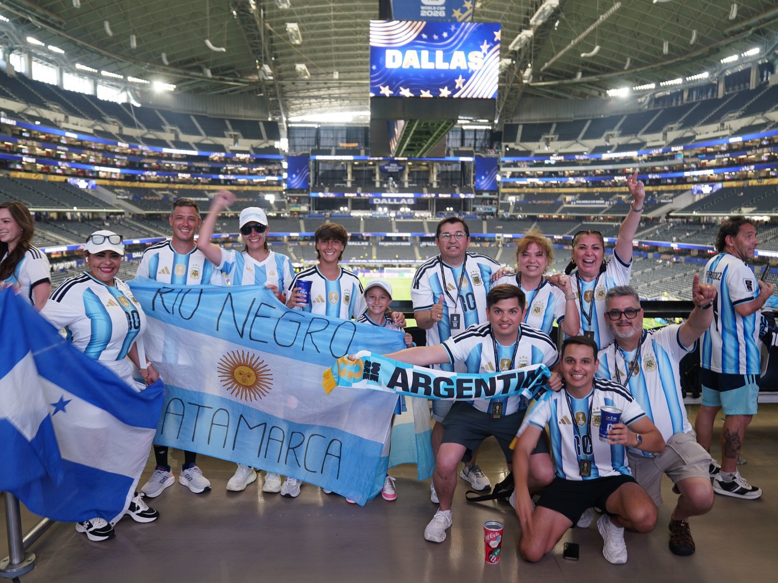 Dallas tuvo un clima distinto: miles de argentinos, pero más relajados y con la misión de conseguir entradas para el partido en Miami