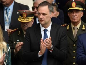 El Gobierno también correría a Manuel Adorni del directorio de YPF
