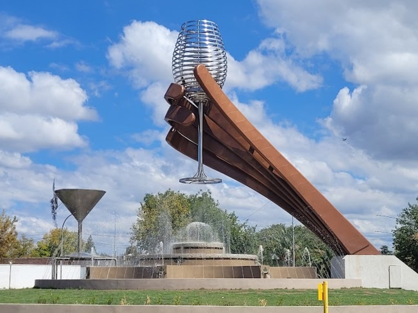 Los monumentos más raros, locos y bizarros de la Argentina, reunidos en una película