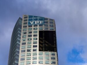 YPF sumó a dos socios globales para el gas licuado que exportará Vaca Muerta