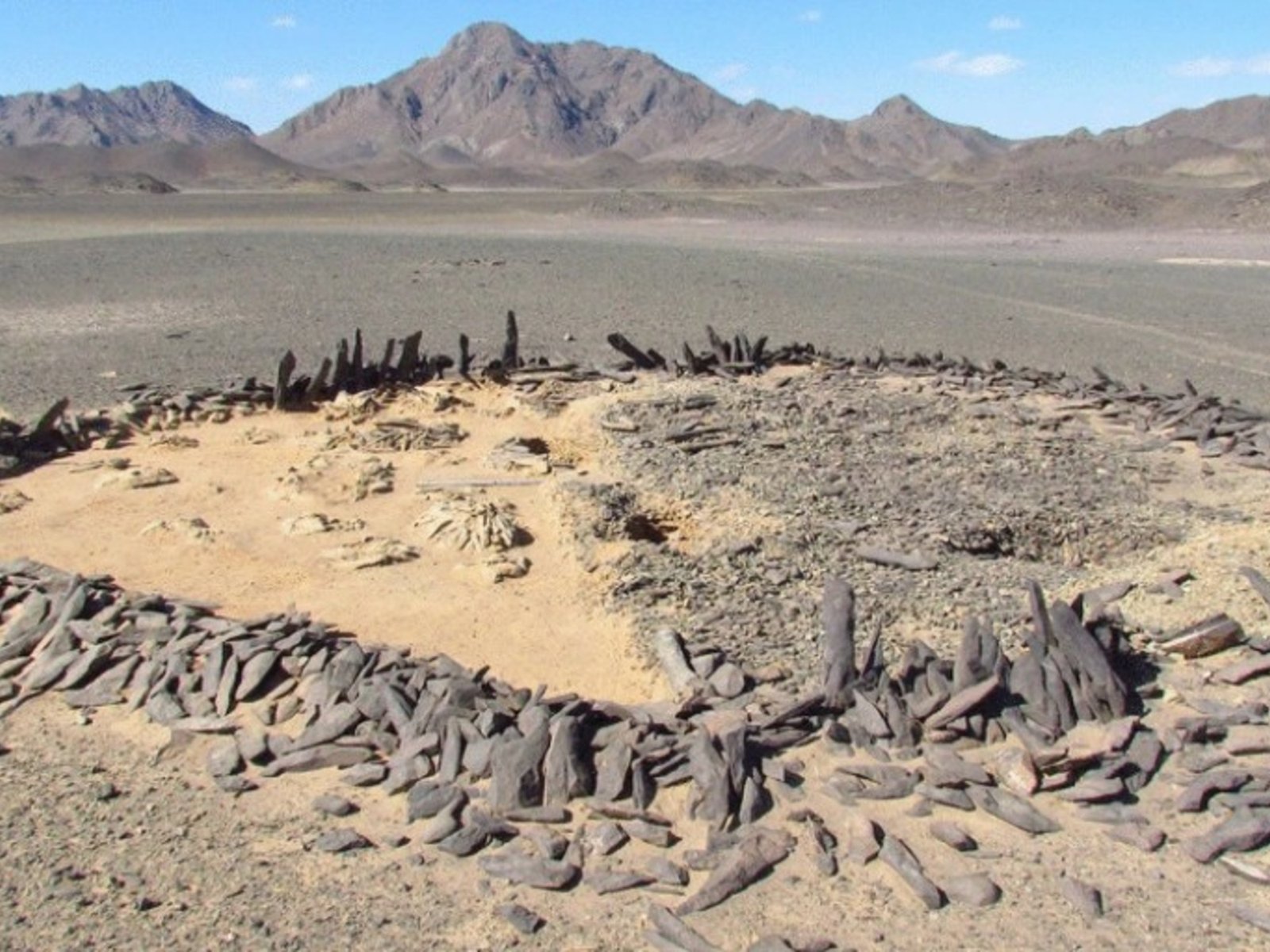 Los arqueólogos no dan crédito: encuentran 260 tumbas gigantes de hace 6.000 años en pleno desierto del Sahara