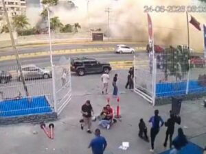 Un video mostró como cayó en segundos un edificio de 12 pisos durante los terremotos en Venezuela