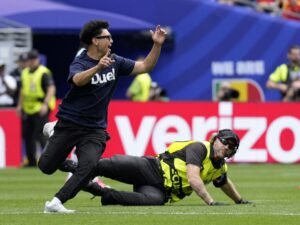 Tres hinchas saltaron al campo de juego en el partido entre Bélgica y Senegal: por primera vez se vulneró la seguridad en el Mundial