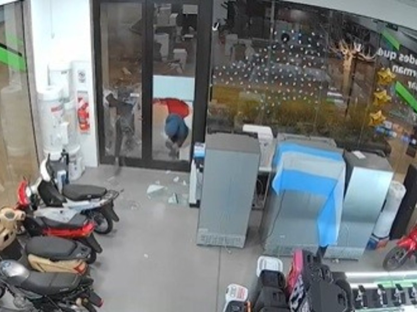 Robo en tiempo récord: 22 segundos para romper una puerta, saquear celulares de una casa de artículos electrónicos y escapar