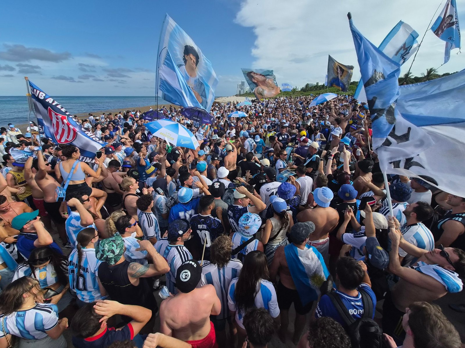 Ni la lluvia frenó a los argentinos en Miami: otro banderazo multitudinario antes de Cabo Verde