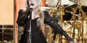 La historia de Stevie Nicks, la cantante de Fleetwood Mac que actuará en la boda de Taylor Swift y Travis Kelce