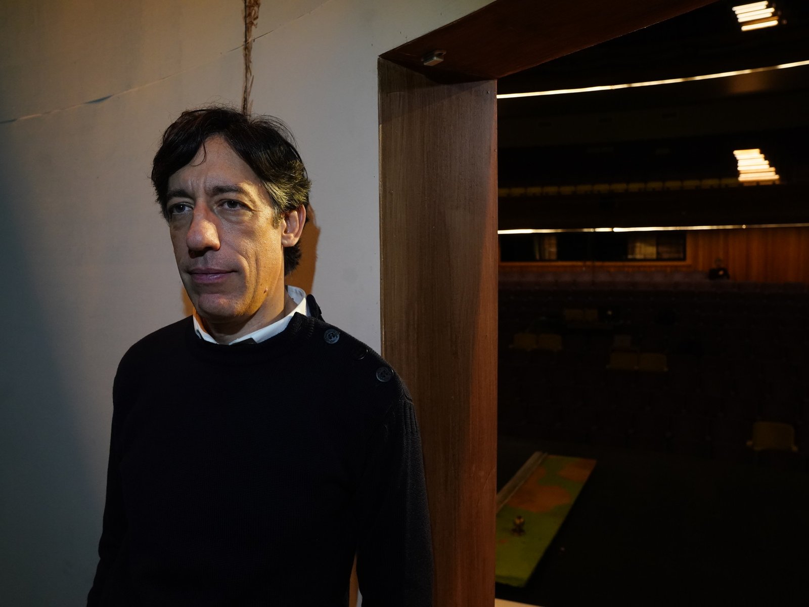 Mariano Pensotti, el director que va del Colón a Adrián Suar, sin problemas y sin prejuicios: “En ningún lugar del mundo hay público para el teatro como el de acá”