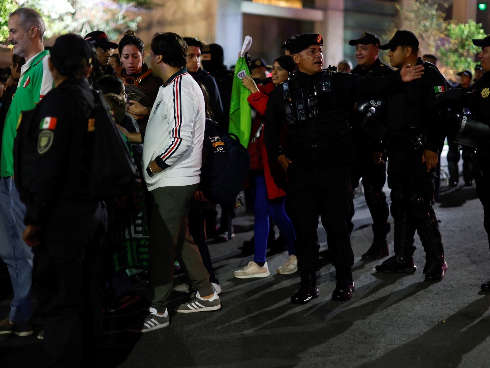 Disturbios en los alrededores del hotel donde está Inglaterra: la Policía desaloja de prepo a decenas de hinchas mexicanos