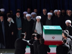 Una multitud despide al líder supremo Alí Khamenei en Irán y su hijo Mojtaba es el gran ausente en el funeral