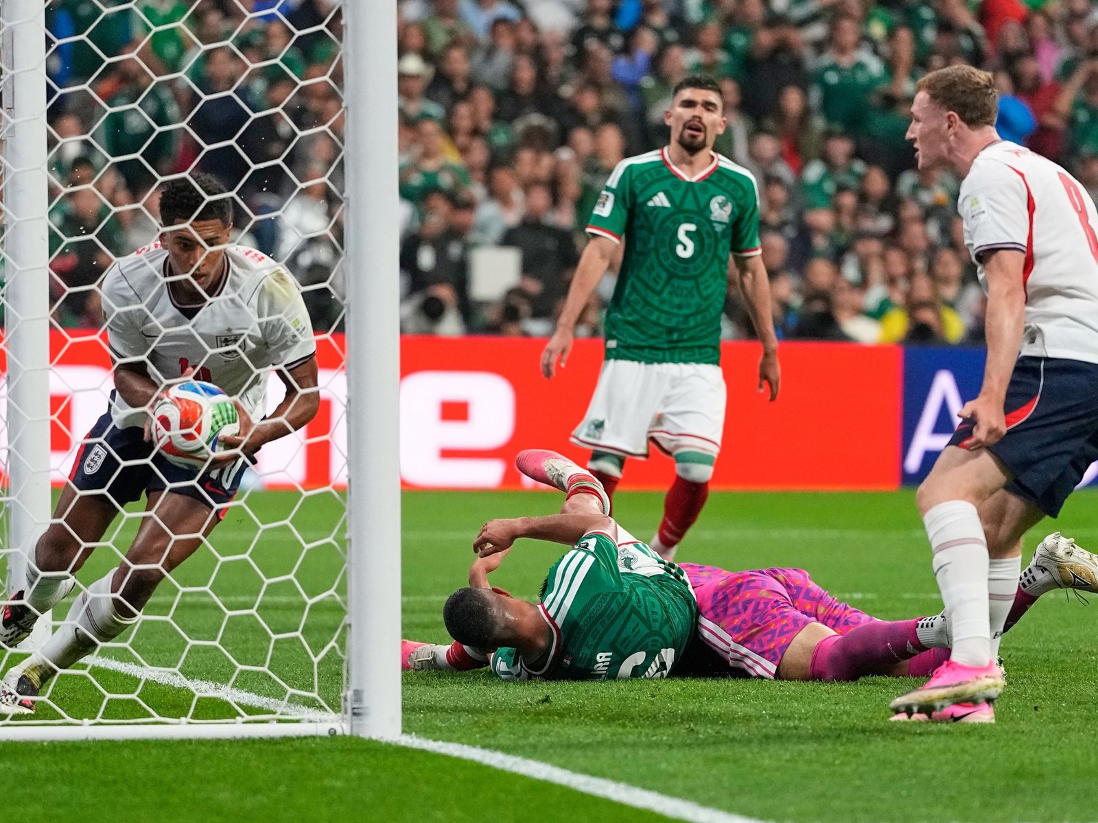 El minuto fatal de México: Bellingham anotó por duplicado y dejó mudo al Estadio Azteca