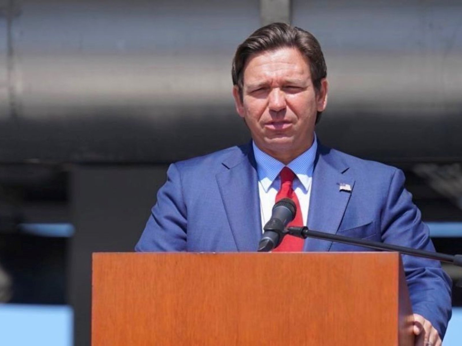 Medida oficial firmada por DeSantis: en julio entró en vigor la ley HB-1343 de Florida que cambia el currículo de las escuelas y universidades estatales