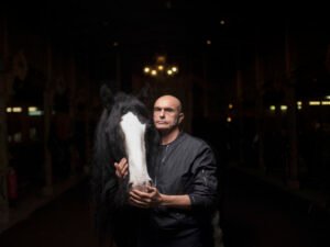 La historia de Bartabas, el único hombre que hace obras de teatro con caballos, y que también le ganó un juicio a Tom Waits