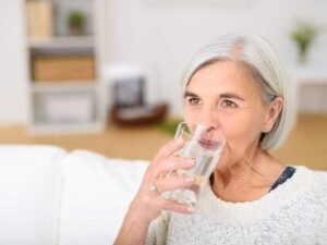 Gabriela González, nefróloga: “No todo el mundo debe tomar 3 litros de agua por día ni comer sin sodio”