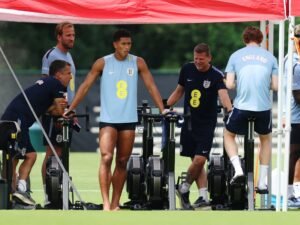 Inglaterra vive un día de tensión en el Mundial: un hombre armado irrumpió en su concentración y aislaron a un jugador por un virus