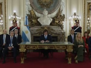 Javier Milei apuntó contra Cristina Kirchner y Marcó del Pont al presentar la reforma del BCRA: “Le robaron al Banco Central 10 mil millones de dólares”