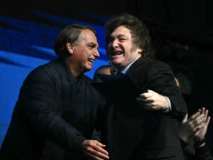 Milei viaja a San Pablo: respaldará la candidatura presidencial de Flavio Bolsonaro, recibirá un premio que ya le dieron a Karina y no verá a Lula