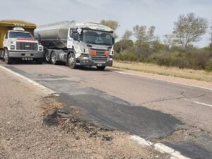Un gobernador quiere poner peajes a los camiones que van a Vaca Muerta: argumenta que el tránsito pesado creció el 900% en sus rutas