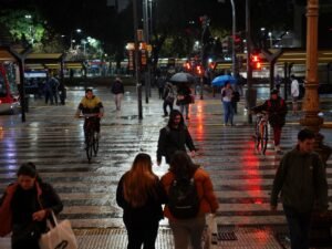 Alerta por lluvias y vientos fuertes: cómo sigue el clima y a cuánto baja la temperatura mínima el fin de semana