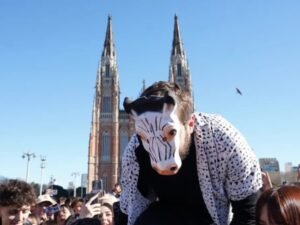 “Batalla cultural” en La Plata: un therian se coló en un match de farmear aura y lo sacaron volando