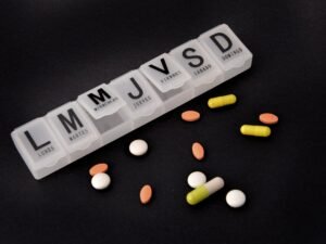 Claves para armar bien un pastillero y cómo conservar y descartar medicamentos