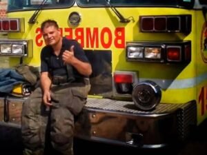Dolor en Morón: un bombero murió tras sufrir una descompensación mientras intentaba abatir un incendio en una casa