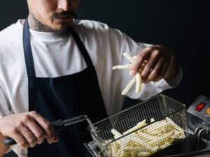 El truco del vinagre al hervir papas que cada vez usan más cocineros
