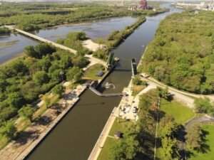 En 1933, Estados Unidos completó una vía fluvial de 549 kilómetros a través de Illinois para transportar carga entre los Grandes Lagos y el río Misisipi; décadas después, se convirtió en una ruta para la carpa invasora