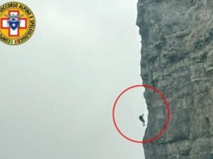 En un salvataje de película rescataron a un alpinista que estuvo colgado en el vacío durante 12 horas