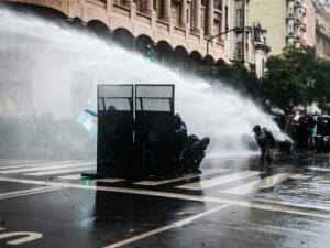 La Justicia liberó a 18 de los 30 detenidos por los incidentes en el Congreso y se define qué delitos les imputan