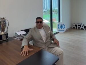 Mientras la investigan por corrupción en Estados Unidos, la AFA se asocia en Miami a un bizarro pastor de famosos