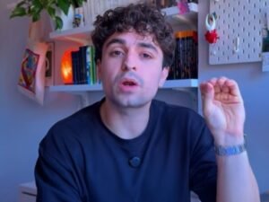 Néstor Baruque, filósofo de 28 años: “Las personas que nos hemos criado con un teléfono móvil tenemos falta de sentido; se nos ha educado para estar alejados de nuestro pensamiento”