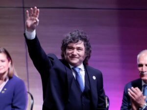 Nueva encuesta y nueva caída de Milei: ahora bajó en un ranking de presidentes de la región