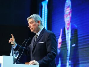 Rosatti: “No podíamos seguir trabajando con el 30 por ciento de las vacantes”