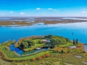 Sale a la venta en Venecia una isla privada con un fortín construido por Napoleón