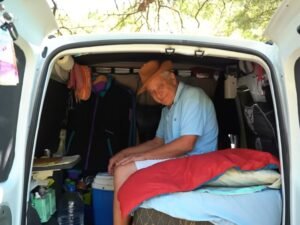 Tiene 71 años y convirtió su camioneta en una casa para recorrer Latinoamérica: “Tengo una cama de 1.90, calentador, wifi y lo necesario para la ruta”